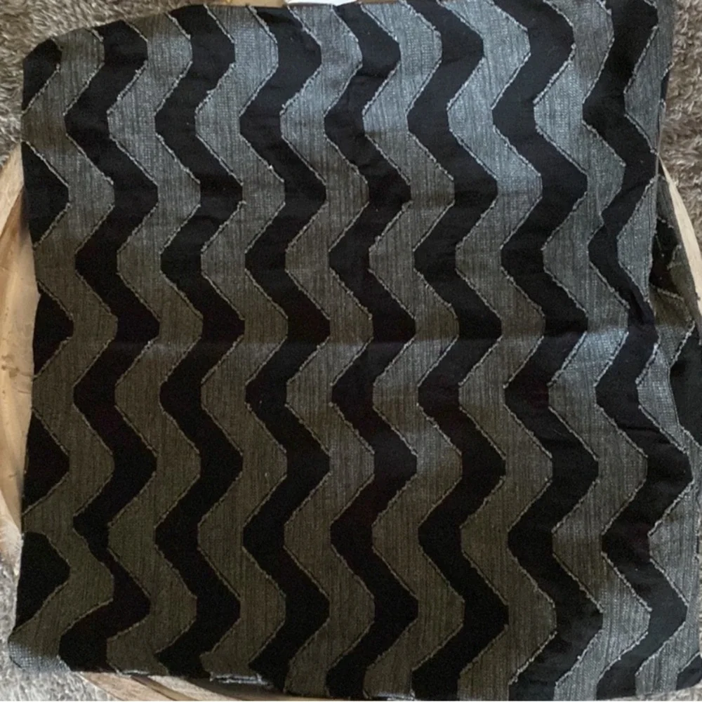 Set of 2 18” cotton linen BLACK & GRAY zig zag pillow shams New embroidered
